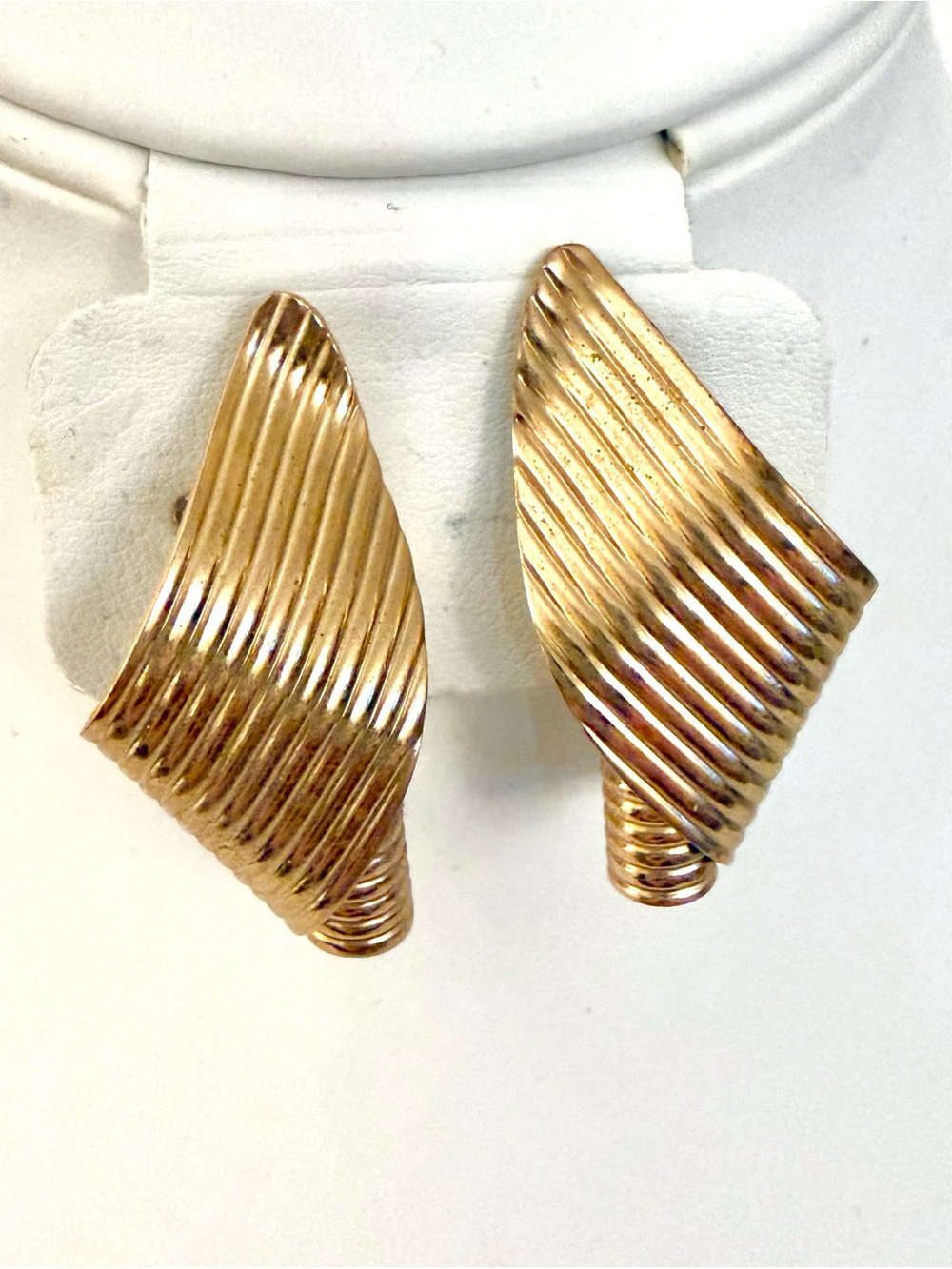 Vintage Gold Tone Ribbed Swirl Wing Clip On Earrings Sculptural Statement